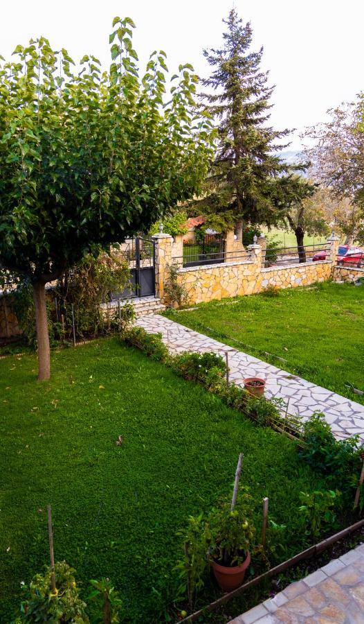 Ξενώνας Βυσωκά カラブリタ エクステリア 写真